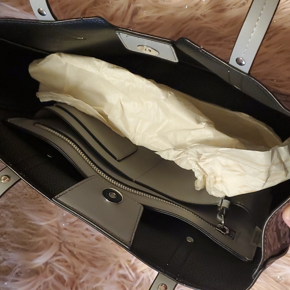 Calvin Klein Large purse brand new Gray with chain ⛓️ links - Picture 3 of 6